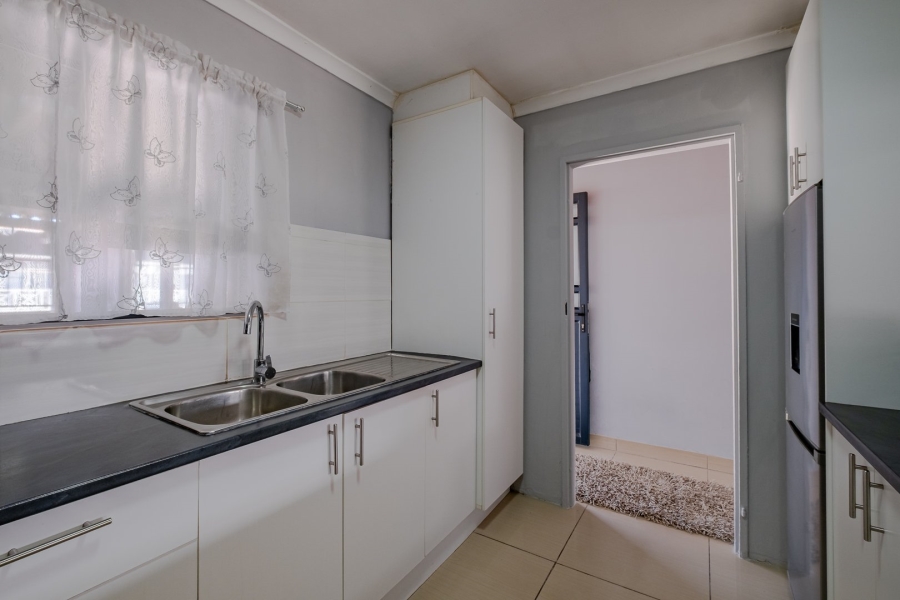 5 Bedroom Property for Sale in Lentegeur Western Cape